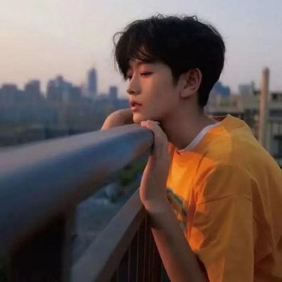 娱乐吃瓜的头像男生真人